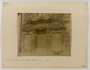 Drzwi, fasada ulicy, Hôtel de Fieubet (Hôtel de la Valette, szkoła Massillon), 2 quai des Célestins, 4. dzielnica Paryża autorstwa Eugène Atget