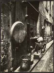 [Rue de la Reynie (Sklep blacharski, rue de la Reynie)]. autorstwa Eugène Atget