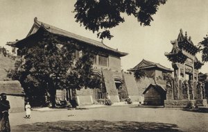 Chiny, wejście do świątyni w pobliżu świętej góry Taischan, Shantung (zdjęcie czarno-białe) autorstwa European Photographer