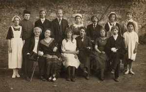 Grupowy portret młodych ludzi w strojach (zdjęcie czarno-białe) autorstwa European Photographer