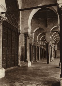 Kairuan, częściowy widok na Wielki Meczet (zdjęcie czarno-białe) autorstwa European Photographer