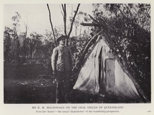 Pan R M Macdonald na Opal Fields of Queensland (zdjęcie czarno-białe) autorstwa European Photographer