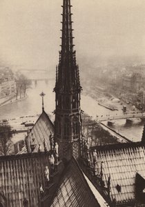 Paryż: La fleche de Notre-Dame vue des tours; Iglica Notre-Dame widziana z wież (zdjęcie czarno-białe) autorstwa European Photographer