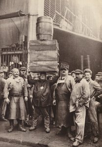 Paryż: Les Forts de la Halle; portierzy na rynku centralnym (zdjęcie czarno-białe) autorstwa European Photographer