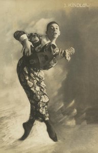 Pierrot grający na lutni (zdjęcie czarno-białe) autorstwa European Photographer