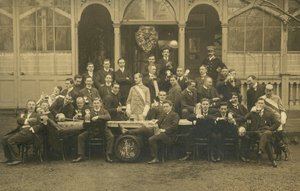 Portret grupy mężczyzn, prawdopodobnie klub szermierczy (zdjęcie czarno-białe) autorstwa European Photographer