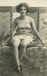 Portret siedzącej kobiety w bieliźnie (zdjęcie czarno-białe)