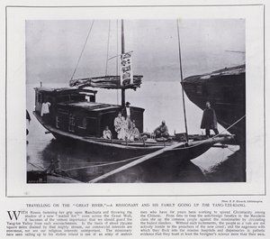 Podróżując „Wielką Rzeką”, misjonarz i jego rodzina wspinają się po Yang-tze-Kiang (zdjęcie czarno-białe) autorstwa European Photographer