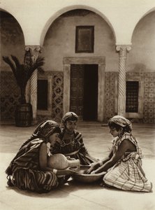 Tunis, grupa kobiet w arabskim domu (zdjęcie czarno-białe) autorstwa European Photographer