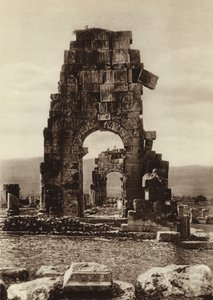 Volubils, Ruiny Świątyni Hadriana (zdjęcie czarno-białe) autorstwa European Photographer