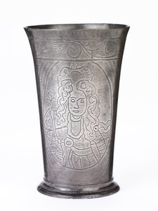 Pamiątkowa cynowa zlewka z wykręconymi portretami Wilhelma III i Marii II, ok. 1689-94 (cyna) autorstwa European School