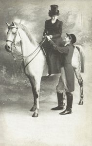 Kobieta i mężczyzna w strojach jeździeckich (zdjęcie czarno-białe) autorstwa European School