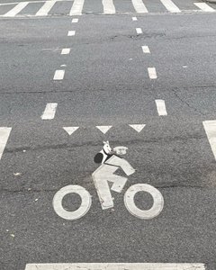 Oznakowanie pasa rowerowego na ulicy (grafika cyfrowa) autorstwa Evan Sklar