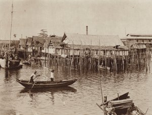 Domy rybaków na stosach nad wodą, Singapur (zdjęcie czarno-białe) autorstwa Ewing Galloway
