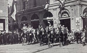 Album „Duce”: Benito Mussolini na koniu paradujący ulicami Ferrary (zdjęcie czarno-białe) autorstwa F. Caponetti