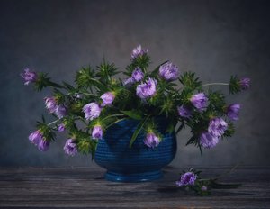 Martwa natura z ostami w lawendowym kolorze autorstwa Fangping Zhou