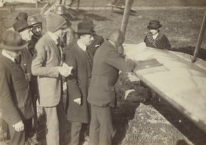 [Grupa wokół krawędzi skrzydła samolotu Caproni Ca. 3].