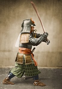 Samuraj wojownik w zbroi z podniesionym mieczem, ok. 1860 (zdjęcie albumu)