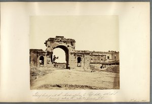 Brama prowadząca do rezydencji, Lucknow autorstwa Felice Beato