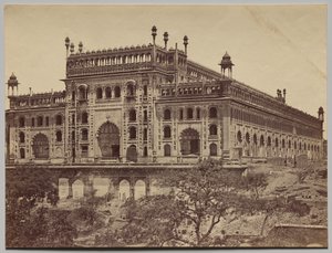 Na zewnątrz Asaf-ud-Daula Imambara lub Grobowiec