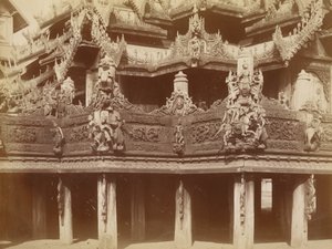 Rzeźba na balkonie, Kyaung w Myingyan autorstwa Felice Beato