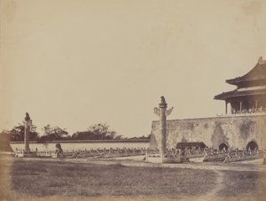 Wejście do Pałacu Zimowego, Pekin, 29 października 1860, 1860. autorstwa Felice Beato