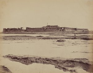Zewnętrzna część fortu North Taku na rzece Peiho, pokazująca wejście angielskie i francuskie, 21 sierpnia 1860 r autorstwa Felice Beato