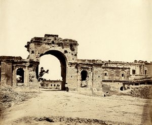 Brama prowadząca do rezydencji, Lucknow, 1858 autorstwa Felice Beato