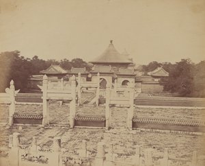 Wnętrze i łuki Świątyni Nieba, w której cesarz składa raz w roku ofiary, w chińskim mieście Pekin, październik 1860 autorstwa Felice Beato