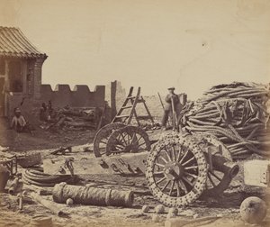 Wnętrze fortu Pehtang z magazynkiem i drewnianą bronią, 1 sierpnia 1860, 1860. autorstwa Felice Beato