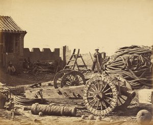 Wnętrze Pehtang pokazujące magazyn i drewniane działo, 1 sierpnia 1860 r. autorstwa Felice Beato
