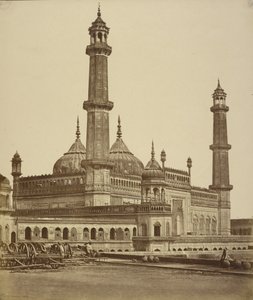 [Meczet wewnątrz Emambara lub grobowca Asaf-ud Dawlaha, obecnie używany jako szpital, Lucknow]. autorstwa Felice Beato