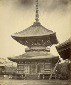 [Jednopiętrowa pagoda, świątynia Hachiman, Kamakura] autorstwa Felice Beato