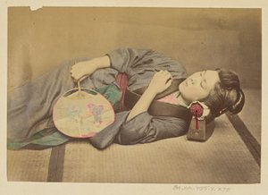 [Śpiąca Japonka trzymająca wachlarz] autorstwa Felice Beato