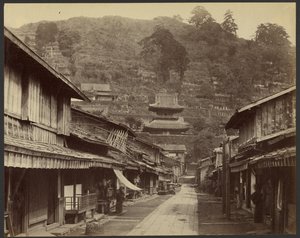 Ulica Temple, dzielnica Native Town, Nagasaki autorstwa Felice Beato