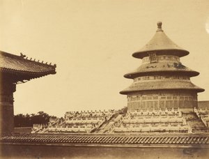 Świątynia Nieba z miejsca spalenia kapłanów w chińskim mieście Pekin. Październik 1860 r. autorstwa Felice Beato