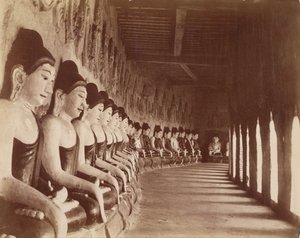Czterdzieści dziewięć Gautamas w świątyni Sagaing autorstwa Felice Beato