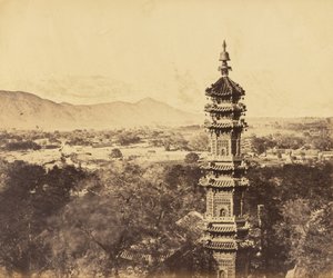 Widok na Pałac Letni. Pagoda Yuan Ming Yuan. Przed spaleniem, Pekin, 18 października 1860 autorstwa Felice Beato