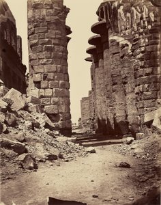 Główna aleja sali hipostylowej, widok od strony wschodniej (Karnak) – Teby