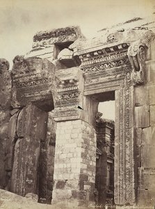 Wejście do Świątyni Jowisza lub Świątyni Słońca, w strefie archeologicznej Heliopolis lub Baalbek, starożytne miasto syryjskie, obecnie Liban autorstwa Félix Bonfils