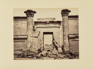 Medinet-Abou. Ogólny widok małej świątyni, szczegół drzwi (Egipt)