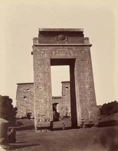 Ptolemejski pylon i brama wejściowa do małej świątyni [Karnak, Teby]