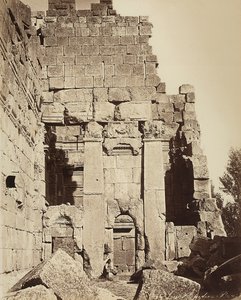 propylaea Świątyni Jowisza lub Świątyni Słońca, w strefie archeologicznej Heliopolis lub Baalbek, starożytne miasto syryjskie, obecnie Liban autorstwa Félix Bonfils