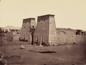 Widok ogólny świątyni Ramzesa III, Karnak, Teby autorstwa Félix Bonfils