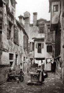 Dziedziniec otoczony budynkami w Wenecji, ok.1880