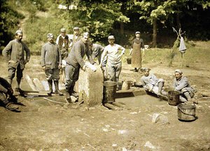 Grupa francuskich żołnierzy robiących pranie przy studni, Soissons, Aisne, 1917 (autochrome) autorstwa Fernand Cuville