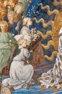 Anioły trzymające lilie, kwiaty będące symbolem czystości, detal Koronacji Maryi