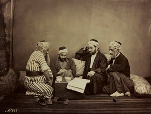 Album Damas et Baalbek: Grupa Syryjczyków siedzących wokół stołu autorstwa Félix Bonfils