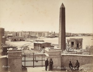 Aleksandria, Egipt: Obelisk Kleopatry, na którym czterech mężczyzn pozuje do zdjęcia autorstwa Félix Bonfils