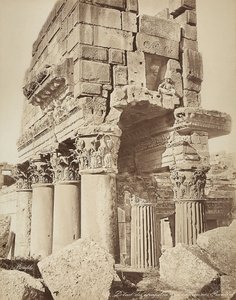Szczegół pronaos świątyni Bachusa, w strefie archeologicznej Heliopolis lub Baalbek, starożytne miasto syryjskie, obecnie Liban autorstwa Félix Bonfils